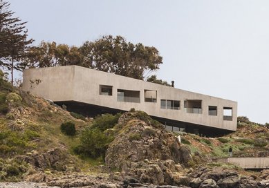 Vila na skalním pobřeží v Chile od Felipe Assadi - foto: Fernando Alda