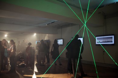 Laserová pyramida září v brněnské galerii