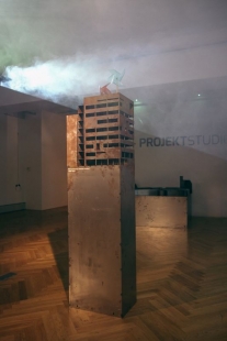 Laserová pyramida září v brněnské galerii