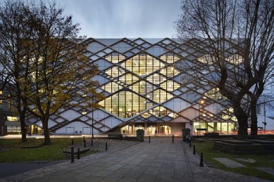 Nová univerzitní budova technického inženýrství „New Engineering Building“ v Sheffieldu (UK) má českou fasádu