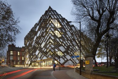 Nová univerzitní budova technického inženýrství „New Engineering Building“ v Sheffieldu (UK) má českou fasádu