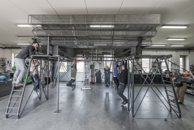 Predstavenie výstavného projektu pre 15. medzinárodné bienále architektúry v Benátkach 2016 - Skúška kovového modelu (mierka 1:17,78) postaveného v dielni v Zbečne, 2016 - foto: © Benedikt Markel