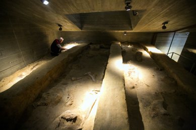 Archeopark v Pavlově: moderní muzeum připomínající jeskyni lovců mamutů bylo dnes slavnostně otevřeno