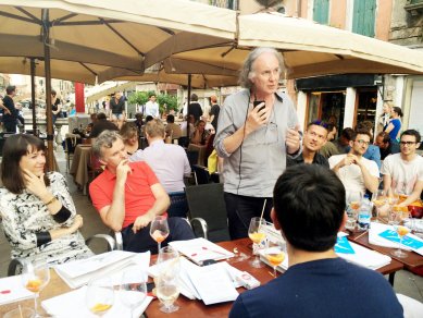 Karneval nikdy nekončí - XV. bienále v Benátkách - Café Litérraire: Markéta Březovská, Igor Kovačević, Osamu Okamura - foto: Helena Doudová, 2016