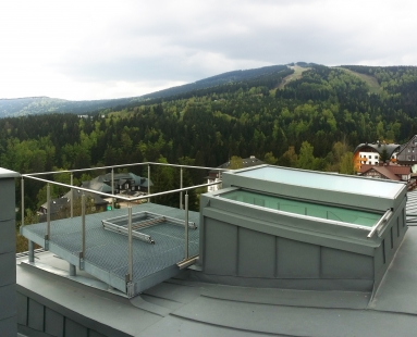 Střešním oknem na terasu s vířivkou - Střešní terasa s horským výhledem a posuvným výstupem Solara