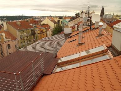 Střešním oknem na terasu s vířivkou - Luxusní střešní terasa v centru Prahy s posuvným střešním výstupem Solara PERSPEKTIV