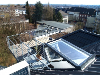 Střešním oknem na terasu s vířivkou - Střešní balkonové dveře Solara OPEN jsou kombinací dvou střešních oken
