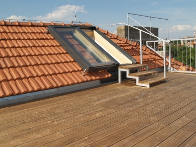 Střešním oknem na terasu s vířivkou - Na terasu ze šikmé střechy snadno vystoupíte skrze posuvné střešní dveře Solara PERSPEKTIV