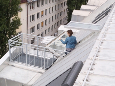 Střešním oknem na terasu s vířivkou - Střešní balkonové dveře Solara OPEN vedou na mini terásku na střeše světlíku