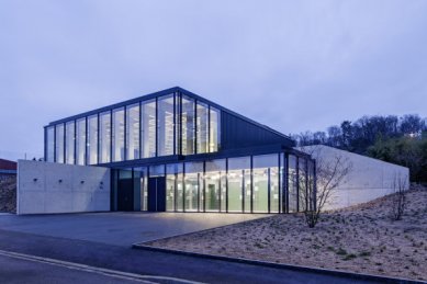 Swimming pool in Erlenbach by illiz architecture - foto: Hertha Hurnaus