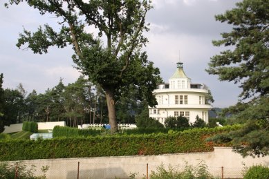 Meziválečná architektura v dolním Posázaví - pozvánka - Vila Františka Janečka v Týnci nad Sázavou od Otto Kohna (1928) - foto: Patrik Líbal