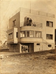 Meziválečná architektura v dolním Posázaví - pozvánka - Vila Jatora ve Zlenicích, postavená roku 1932 - foto: archiv M. Škopka