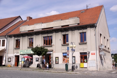 Meziválečná architektura v dolním Posázaví - pozvánka - Jílovská Občanská záložna na náměstí s průčelím upraveným roku 1929 - foto: Patrik Líbal