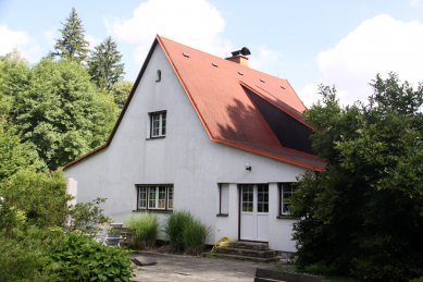 Meziválečná architektura v dolním Posázaví - pozvánka - Letní domek Marie Vávrové v Chotouni od Aloise Houby z roku 1934 - foto: Patrik Líbal