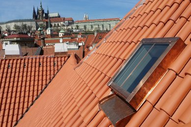 Jedinečný design střešního okna - téměř dvojnásobné prosvětlení historického podkroví - Střešní okno Solara KLASIK pod Pražským Hradem