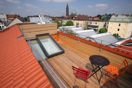 Roof doors for flat roofs and rooftop gardens – as a standard product - Sliding roof doors Solara PERSPEKTIV lead to the rooftop terrace with a beautiful view.