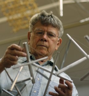 Zemřel světoznámý sochař Kenneth Snelson - foto: Claudio Cafengiu