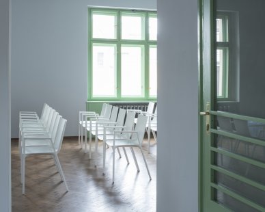 Dokonalé spojení krásy a čistých linií: židle MACAO v interiéru od Adolfa Loose