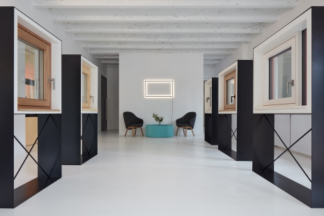 JANOŠÍK otvírá showroom plný oken a designu od Mjölk architektů - foto: BoysPlayNice