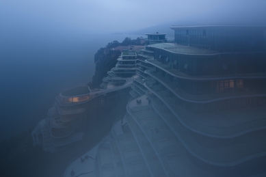 Architectural Photography Award 2017 - SHORTLIST – Open category - foto: Aurelien Chen (Shanshui I - Architecture by the Lake Huangshan Village, Hotel Huangshan, Taiping Lake, China 2017)