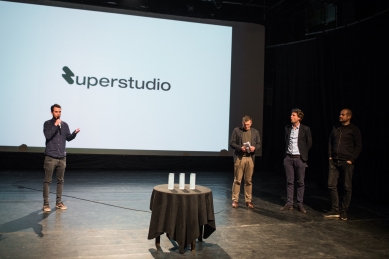 Superstudio 2018 - slavnostní vyhlášení finálového kola - Slavnostní vyhlášení vítězů. Zleva Matěj Hunal (Superstudio tým) a porota prof. Michal Kohout, Marthijn Pool a Martin Jančok - foto: Robert Tappert