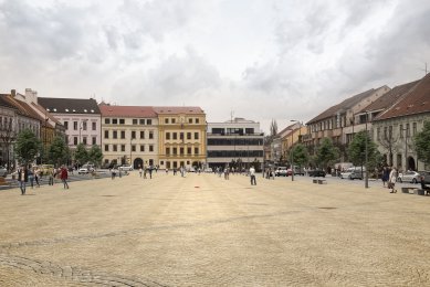Podobu třebíčské kašny bude řešit architektonická soutěž - vizualizace nové podoby Karlova náměstí v Třebíči, poloha kašny vyznačena červenou tečkou - foto: návrh Atelier RAW s.r.o.
