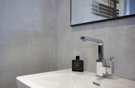 Modern concrete screeds in bathrooms