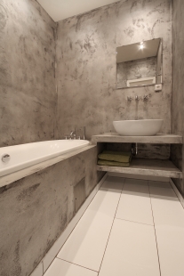 Modern concrete screeds in bathrooms