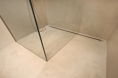 Modern concrete screeds in bathrooms