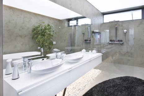 Modern concrete screeds in bathrooms