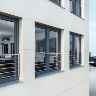 Nové bezpečnostní zábradlí pro plastová okna Schüco  kombinuje sklo a nerezovou ocel - Varianta zábradlí Schüco z různých velikostí tyčí podporuje individualitu každého projektu.