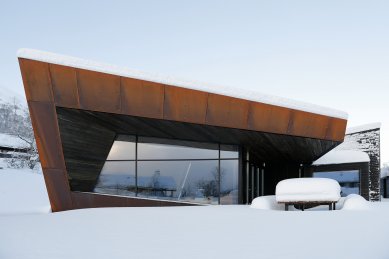Bludný kámen poskytuje soukromí i výhledy na vrcholky hor - Rozsáhlá, úzkými profily rámovaná prosklená fasáda v kombinaci s rezavou patinou ocelových plechů Corten a smrkového obložení: To je rezidence Black Lodge v Ålesundu, Norsko. - foto: Invit Arkitekter, Ålesund / Johan Holmquist