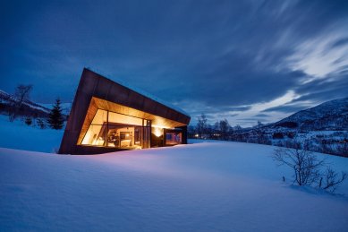 Bludný kámen poskytuje soukromí i výhledy na vrcholky hor - Rozsáhlá, úzkými profily rámovaná prosklená fasáda v kombinaci s rezavou patinou ocelových plechů Corten a smrkového obložení: To je rezidence Black Lodge v Ålesundu, Norsko. - foto: Invit Arkitekter, Ålesund / Johan Holmquist
