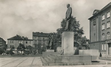 Architektura osmičkových roků - Plzeň v roce 1948 - Jaroslav Hruška – Karel Kotrba – Bohumil Pícha, Památník národního osvobození (pomník TGM), patrně 30. léta 20. st. - foto: Archiv města Plzně