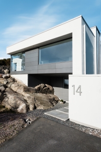 Dům vyšlý z módy proměnili ve vilu ve stylu Bauhaus  - Zářivá barva betonových konstrukcí kontrastuje se šedivými povrchy a barvou profilů fasádních systémů Schüco FW 50+.HI. - foto: Sofia Sabel, Gothenburg