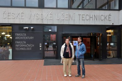 Rozhovor s Vasou J. Perovićem - Vasa J. Perović a Josef Čančík před budovou FA ČVUT - foto: Petr Šmídek, 2018