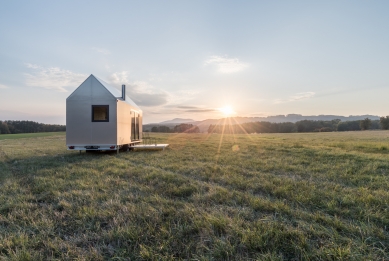 Designový domek Mobile Hut má kola, je z hliníkového plechu, ale ctí archetypální tvar českého domu - K přesunu domku Mobile Hut potřebujete jen větší osobní auto s tažným zařízením, tzv. koulí. Postavit ho můžete kdekoli bez stavebního povolení.