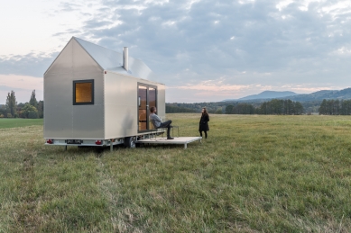 Designový domek Mobile Hut má kola, je z hliníkového plechu, ale ctí archetypální tvar českého domu - Hliníkový design domku na kolech Mobile Hut si řekl o tepelně izolované hliníkové okenní profily Schüco AWS 50 s pohledovou šířkou pouze 40 mm (vyklápěné ven) a dveře Schüco ADS 50 s dvojitým bezpečnostním sklem.