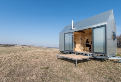 Designový domek Mobile Hut má kola, je z hliníkového plechu, ale ctí archetypální tvar českého domu - Hliníkový design domku na kolech Mobile Hut si řekl o tepelně izolované hliníkové okenní profily Schüco AWS 50 s pohledovou šířkou pouze 40 mm (vyklápěné ven) a dveře Schüco ADS 50 s dvojitým bezpečnostním sklem.