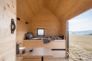 Designový domek Mobile Hut má kola, je z hliníkového plechu, ale ctí archetypální tvar českého domu