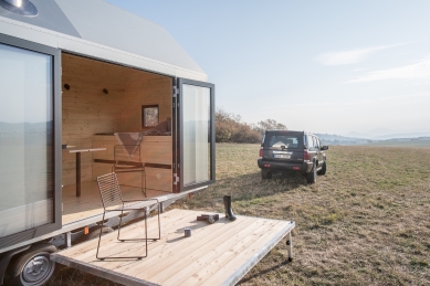 Designový domek Mobile Hut má kola, je z hliníkového plechu, ale ctí archetypální tvar českého domu