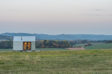 Designový domek Mobile Hut má kola, je z hliníkového plechu, ale ctí archetypální tvar českého domu - K přesunu domku Mobile Hut potřebujete jen větší osobní auto s tažným zařízením, tzv. koulí. Postavit ho můžete kdekoli bez stavebního povolení.