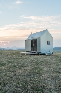 Designový domek Mobile Hut má kola, je z hliníkového plechu, ale ctí archetypální tvar českého domu
