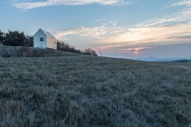 Designový domek Mobile Hut má kola, je z hliníkového plechu, ale ctí archetypální tvar českého domu