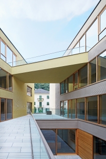 Centrum psychiatrické rehabilitace v Bolzanu zdobí drážkovaná lineární fasáda s texturou StoSignature