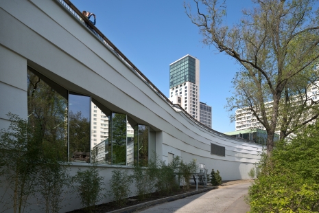 Granulated effect on the facade of the revitalized Bikini Berlin building - foto: Maximilian Meisse, Franz Brück