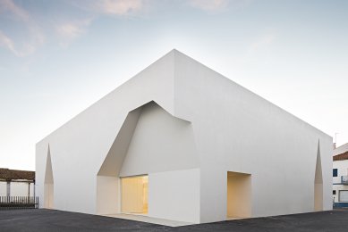 V květnu byly podeváté vyhlášeny ceny za architekturu ECOLA Award 2019 - Vítěz kategorie “Novostavby”: Meeting Centre v Grândola, Aires Mateus Architects, Lisabon, Portugalsko - foto: Nelson Garrido