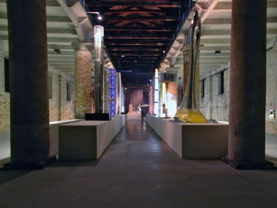 Kaplického is recalled by a model of the tower in front of the Salmovský Palace - Tour Sans Fins by Jean Nouvel (left) and Biennale Tower by Future Systems (right) in the Venetian Arsenal at the 8th architectural biennale. - foto: Petr Šmídek, 2002