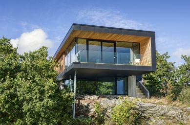 Villa Melstokke, ostrov Karmøy - Betonová základna s integrovaným přízemím jako by vyrůstala ze skalnatého terénu, v horním patře nad ní se pak jako vyhlídková plošina vznáší dřevěná konstrukce. - foto: Sindre Ellingsen, Sandnes (Norsko)