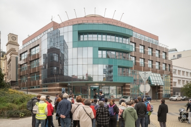 Po Sametu: Jana Pavlová a Adéla Gjuričová - Budova Korporátního centra ČS / sídlo Exekutorského úřadu Plzeň-sever - foto: Matěj Hošek